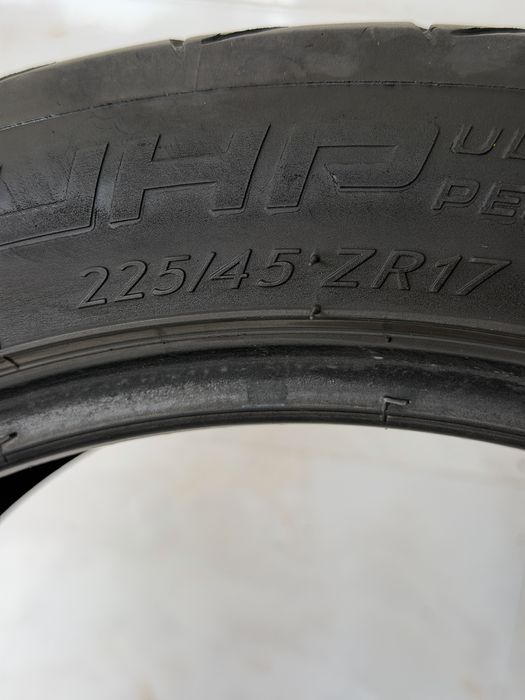 225/45/17 комплект летнтий резины RIKEN