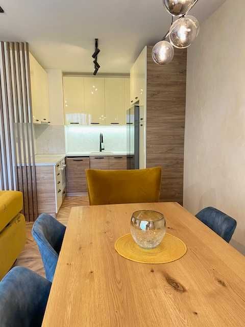 Дава се под наем Тристаен апартамент в к.к. Св.Св. Константин и Елена - 100 кв.м за 1300 € - Снимка #1