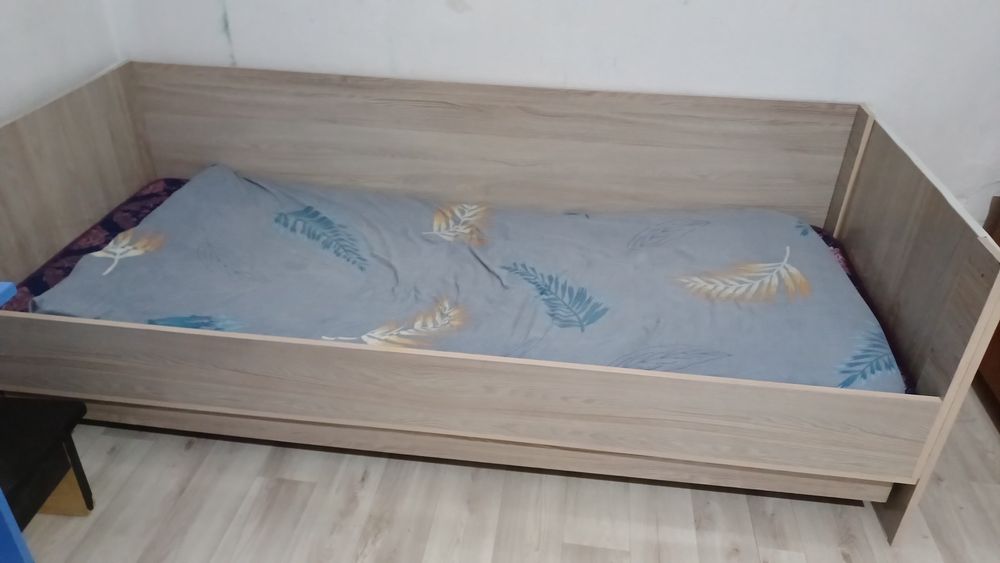 Кровать и сундук
