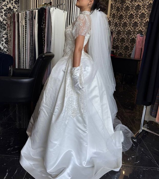 Свадебное платье цвета айвори, фата и перчатки в подарок, на пуговицах