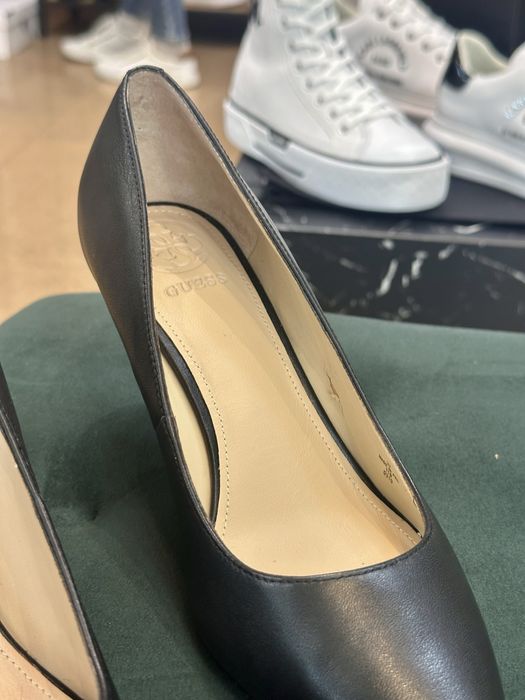 Оригинални дамски обувки на ток GUESS