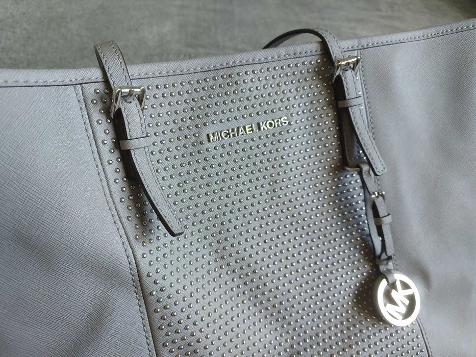 Дамска чанта Michael Kors Jet Set Saffiano Bag със сребристи капси.