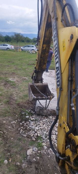 Execut lucrări de săpătură buldoexcavator new Holland lb95b