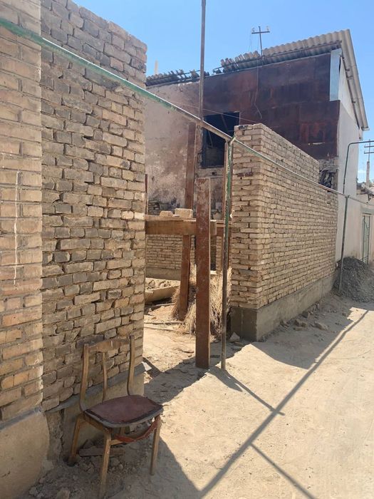 уй куришга жой,эски шахарда жойлашган