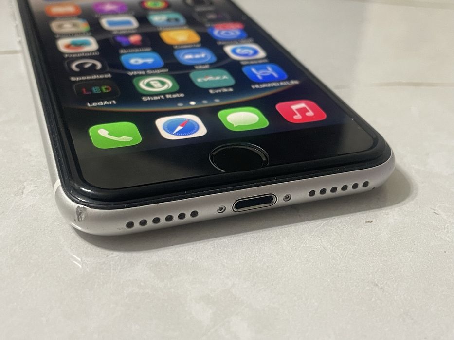 iPhone SE 2020 2 generation 128 gb.