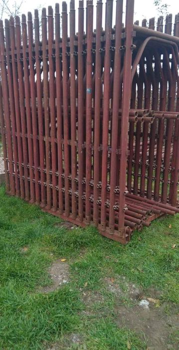 schela metalica și popi metalici de inchiriat