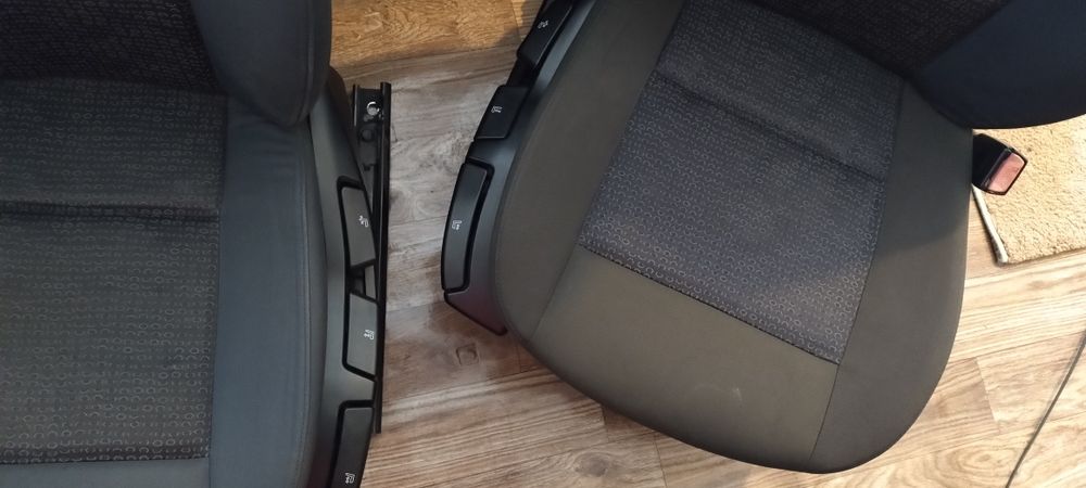 Vind scaune  de BMW seria e46 auto fata preț 200 Ron Set banchetă spate 150 Ron și fetele de portiera 100 Ron