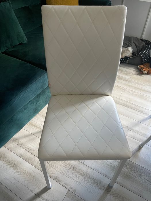 Vând 6 scaune albe din piele ecologică