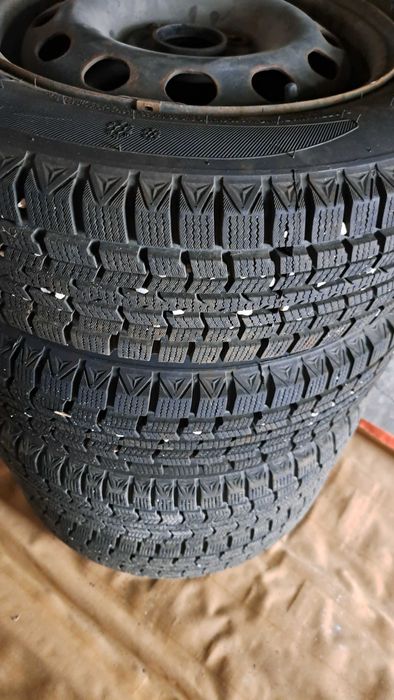 Продавам два комплекта летни и зимни гуми с джанти 175/70/14