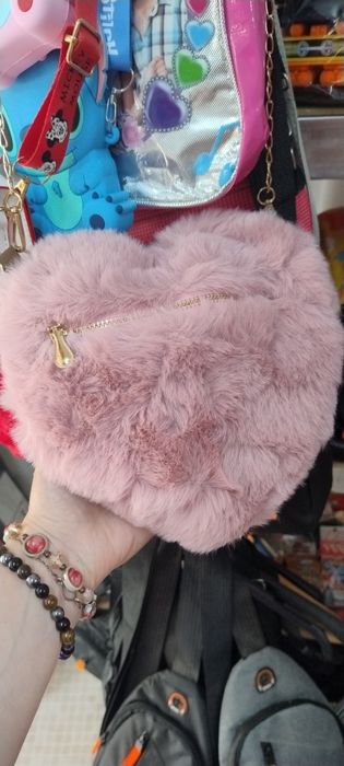 Продавам чанта сърчица, плюшена.