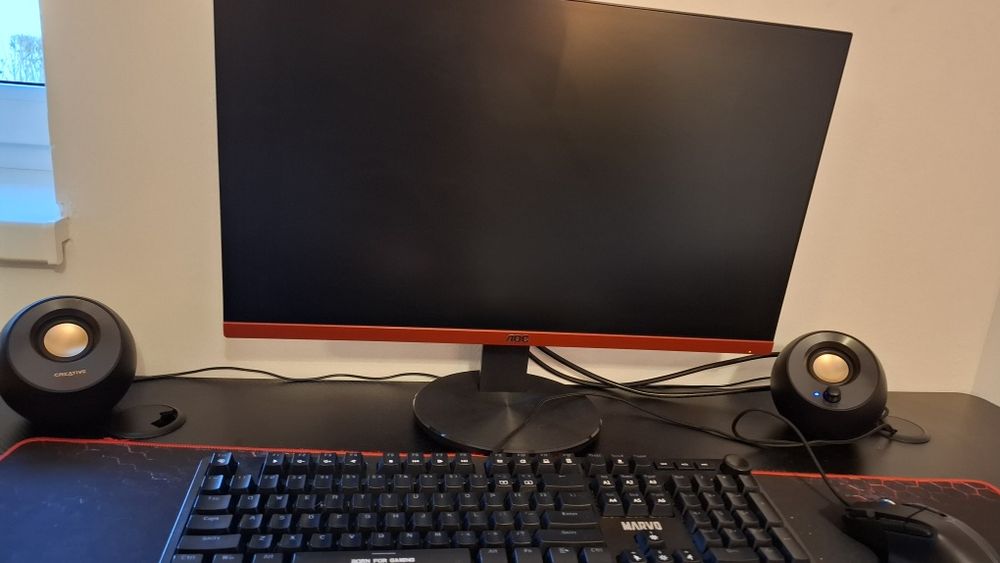 Vând set PC,birou ,monitor si scaun