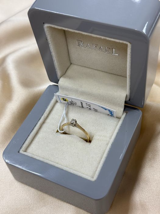 Золотое кольцо с бриллиантом