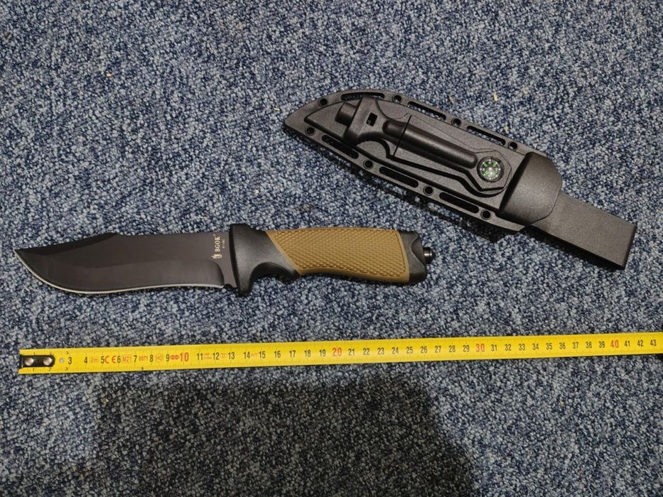 Cutit de vânătoare cu teaca