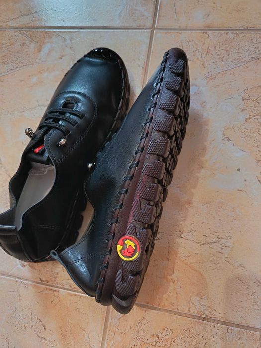 Дамски спортни обувки