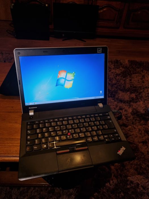 Laptop Lenovo Thinkpad  E335 AMD E2-1800 APU , 4 GB RAM , HDD 320 gb , Windows 7