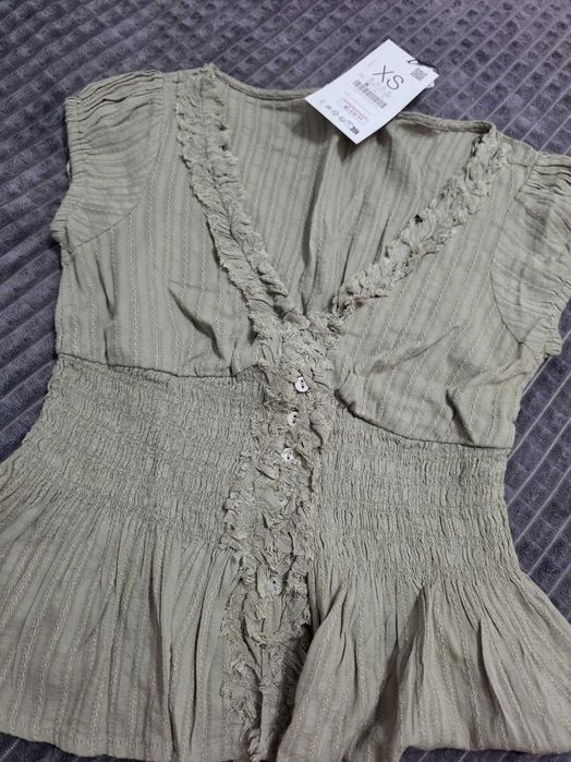 Дамски блузи и потници на Zara и Stradivarius