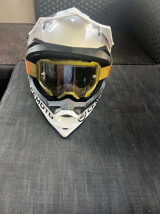 Vând casca cross