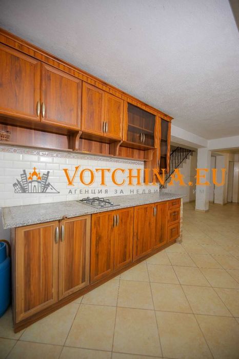 Простор и потенциал - масивна триетажна къща с панорамна гледка