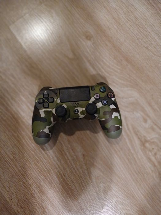 Продавам ps4 slim 1tb. В много добро състояние.