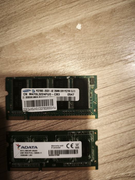 De vanzare  Hard Disk  de 500 GB și memorii interne  Laptop 256, și una de 4 gb