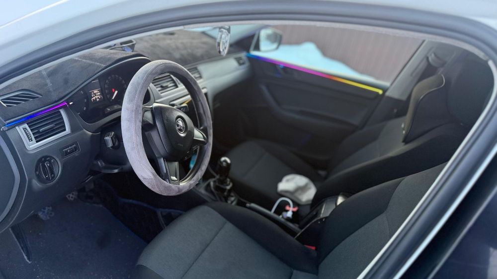 Продам машину  skoda rapid