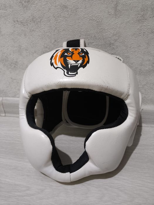 Продам боксерские перчатки, шлем, боксерки