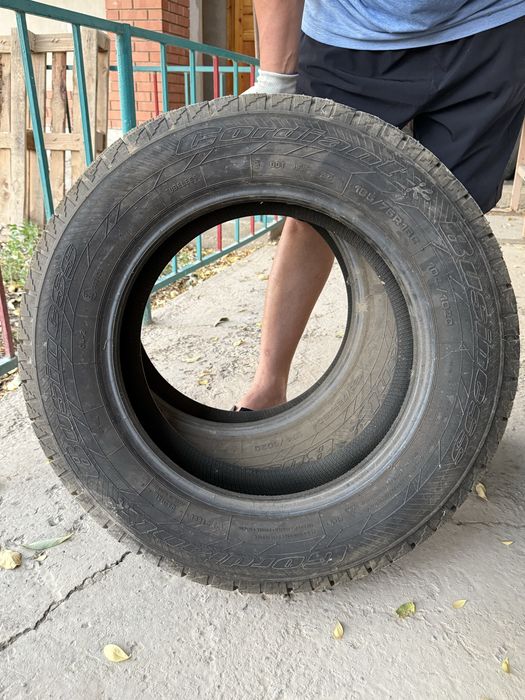Продам 2 зимние шины со шипами