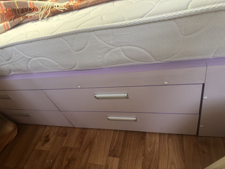 Детская комната с кроватью.