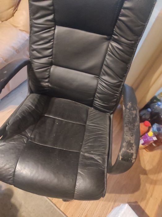 Въртящ се стол, изправен.