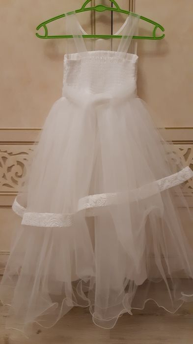 Нарядное белое платье принцессы