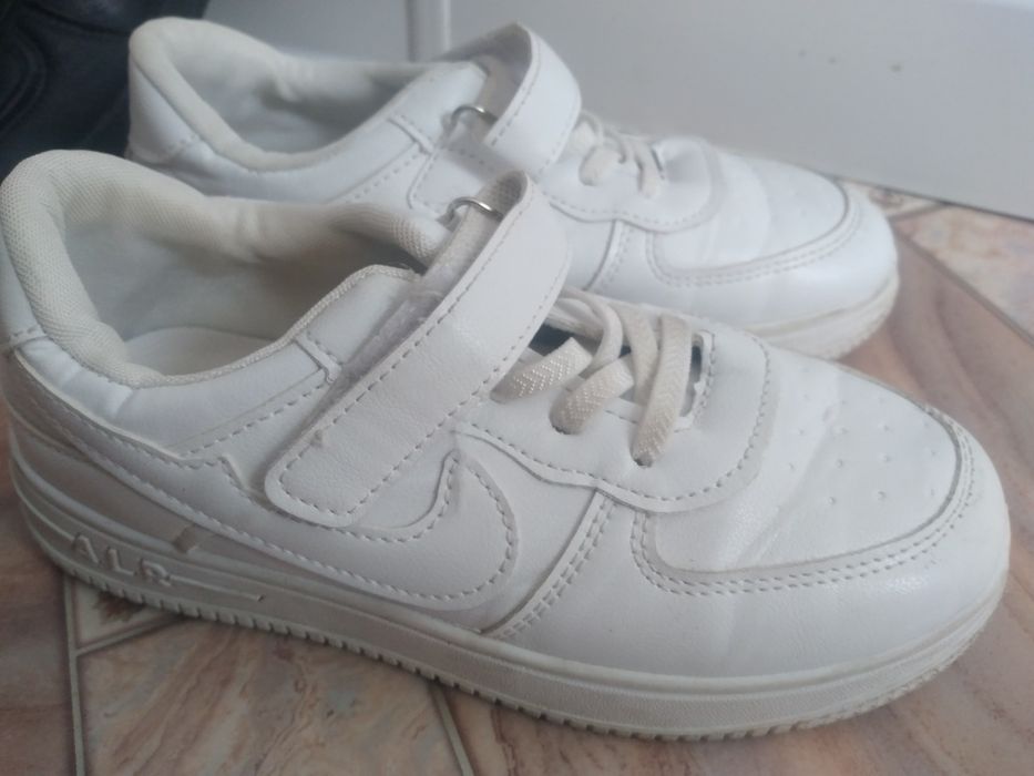 Кроссовка белый,черный 33,34,35размер