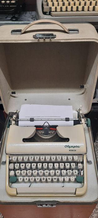 Mașină de scris Olympia Monica impecabilă