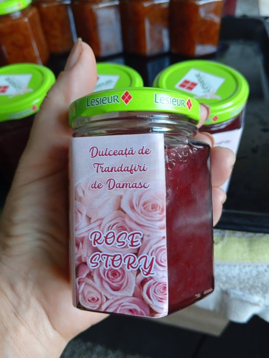 Vând dulceață de trandafiri -2 buc