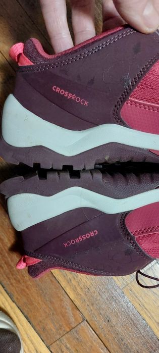 Vând pachet cu: pantofi/ adidas tracking, role, mănuşi, fetită,7- 8 an