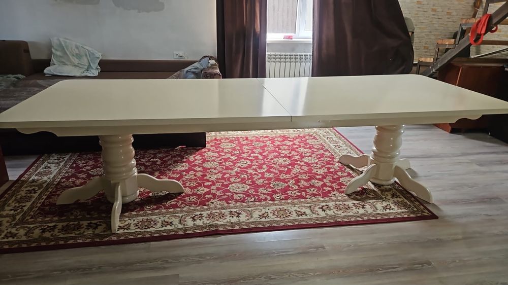 Стол и стулья для гостинной