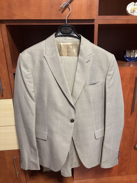 Vand costum crem nou