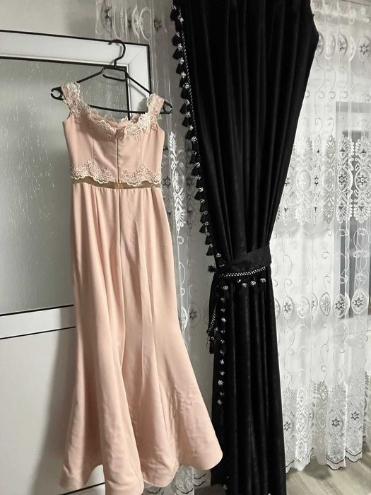 Продават се рокли