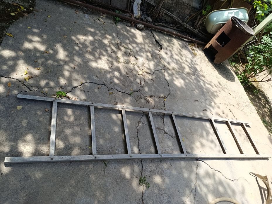 Срочно!Продам железную лестницу,около 3 метра