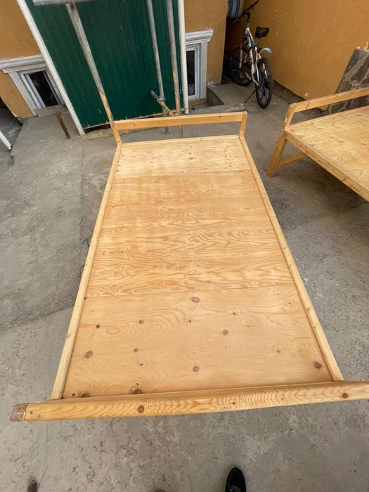 Деревянная кровать