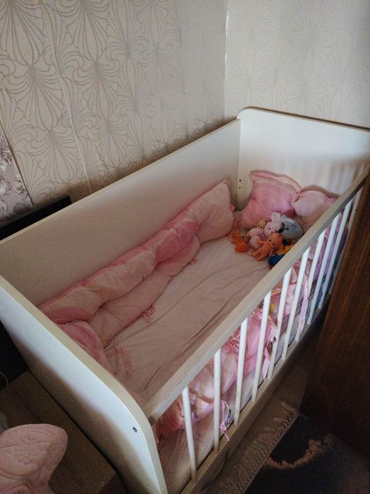 Дървена кошара с люлеещ механизъм