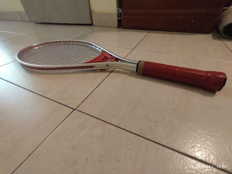 Ракети за тенис на корт и бадминтон