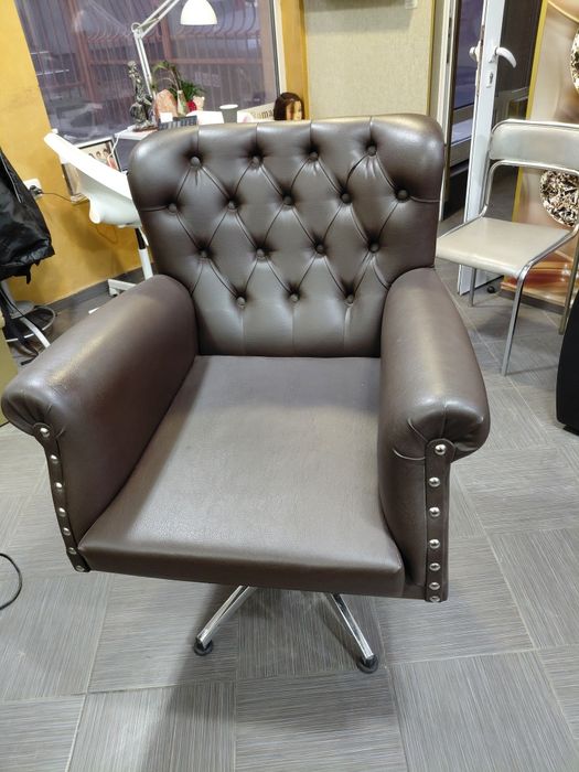 Чисто нов Професионален фризьорски  стол