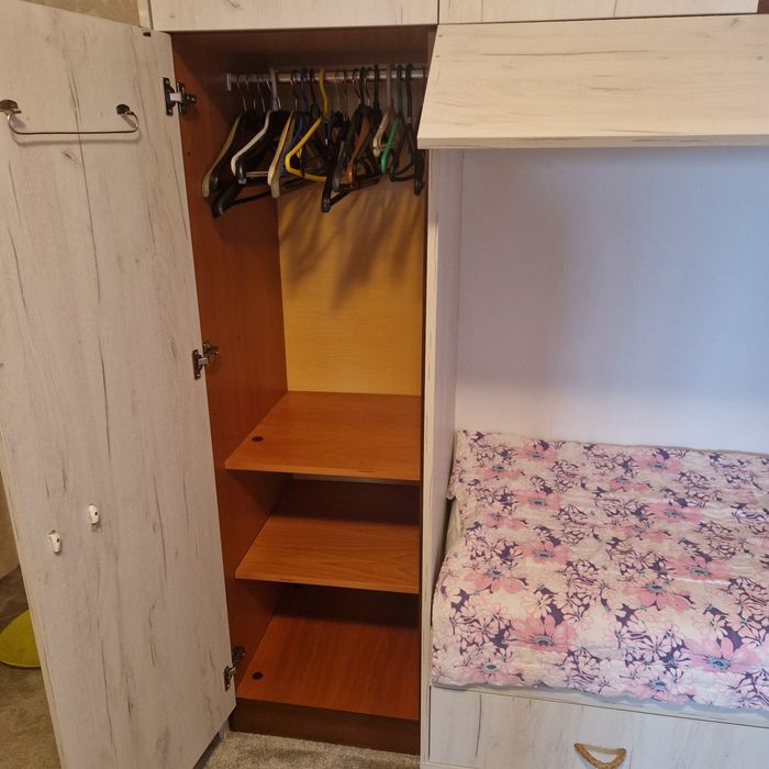 Гардероб с вградено детско легло