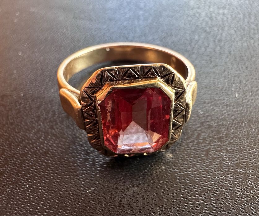 Inel Art Deco cu montura gravata si topaz imperial