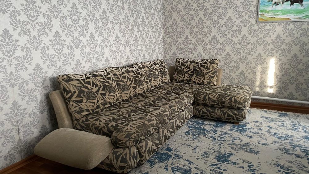 Продается диван с подушками