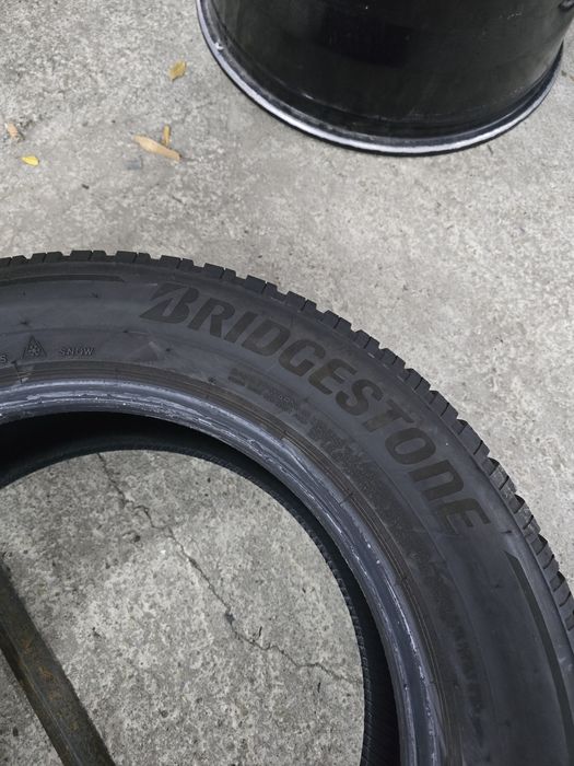 2 Броя 215/65/17 Bridgestone 7mm 22dot