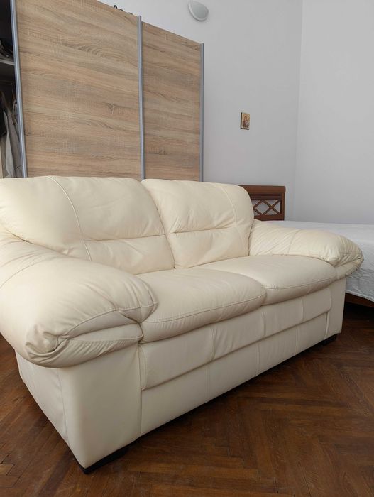 Canapea din piele albă