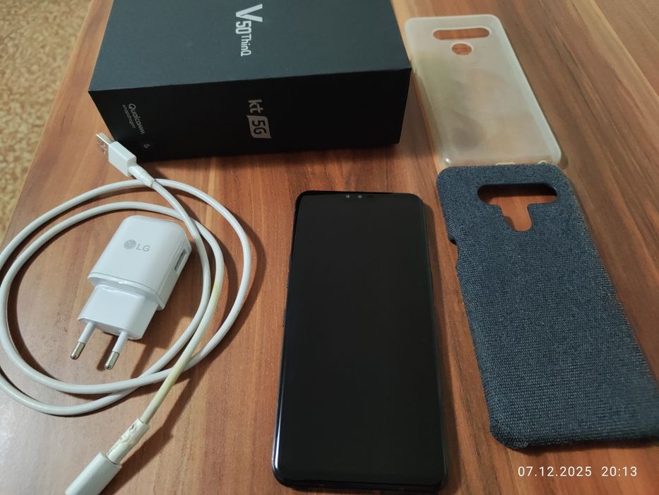 LG V50 с 2 кейса и зарядно