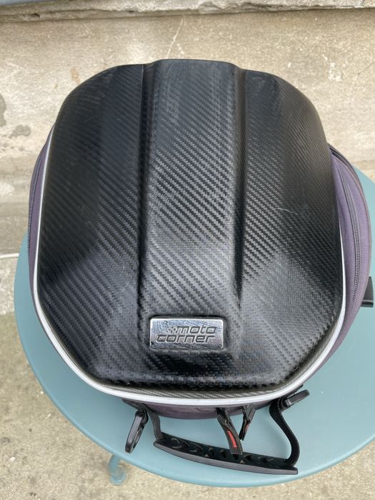 Vînd geantă moto,capac fibră carbon.