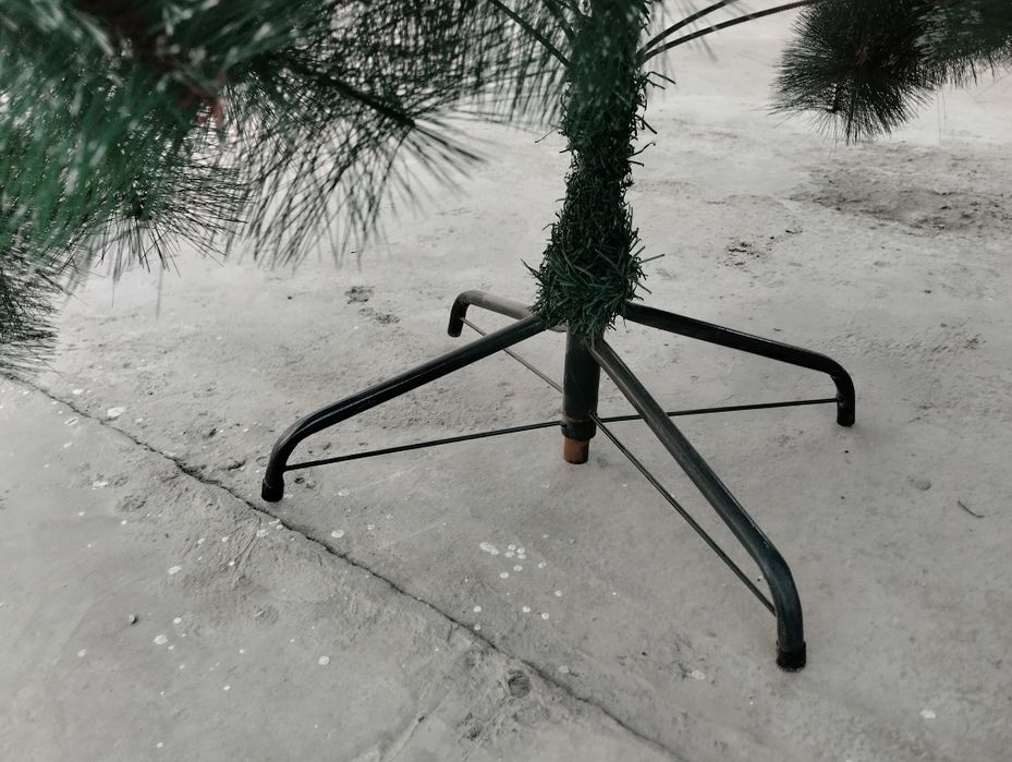 Елка 180см имеет 3 части